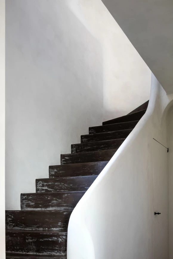  Staircase with mineral wall finish by Odilon 