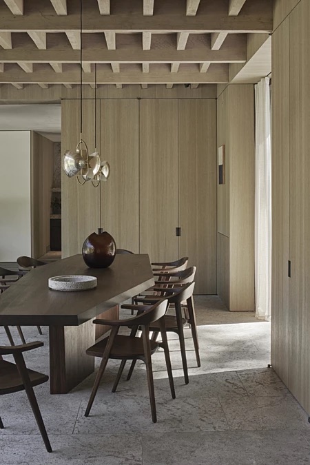 Dining area with custom kitchen and joinery by Obumex 